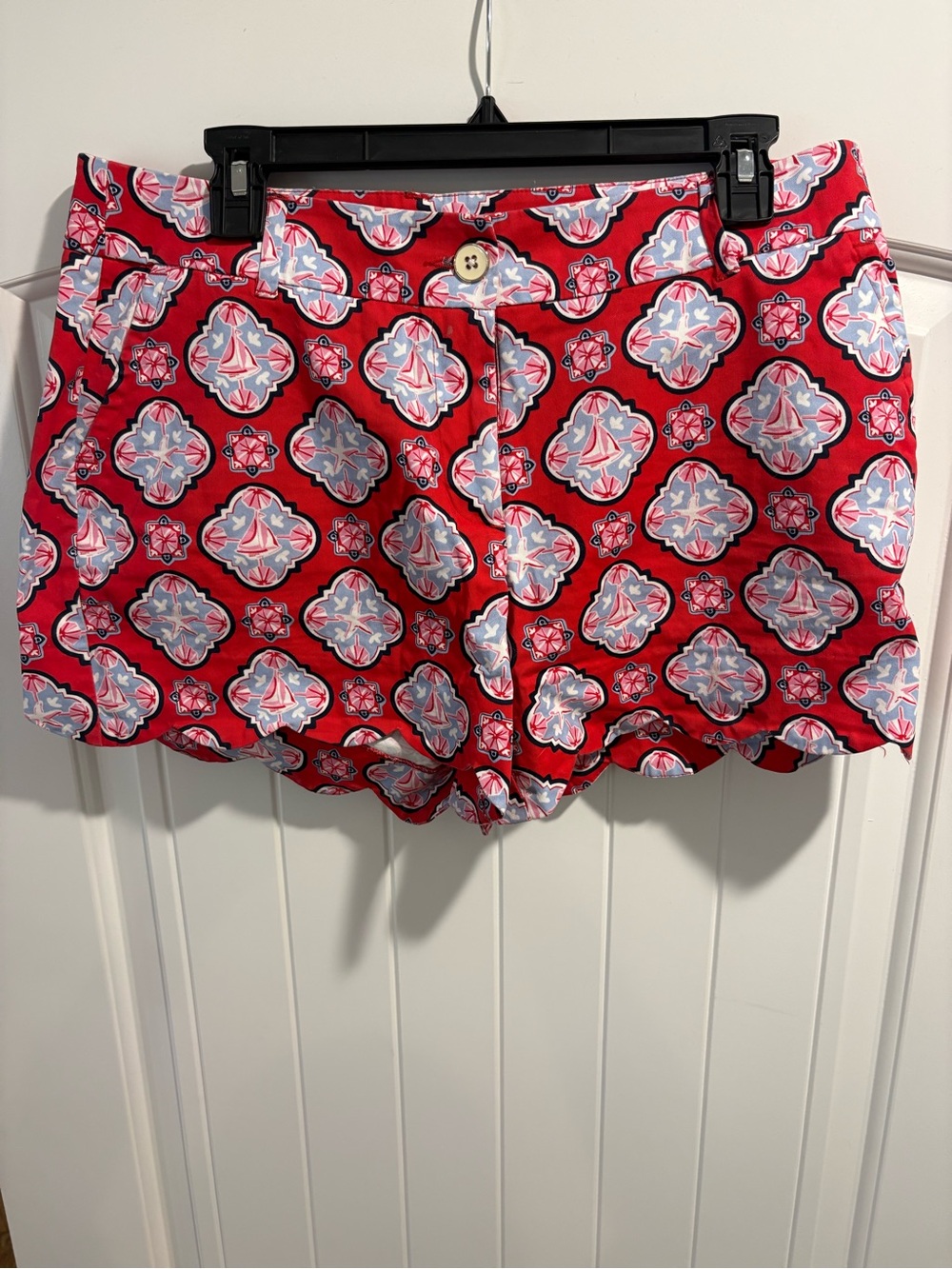 Crown and Ivy Women's Red Printed Scallop Hem Shorts